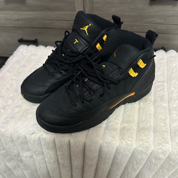 Women’s Jordan 12s Barely Wore. - Picture 1 of 4